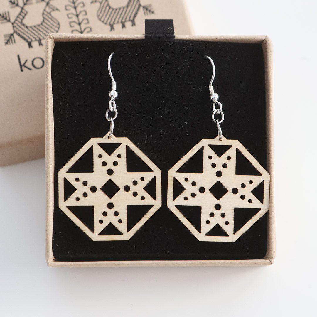 Kannuksenpyörä -korvakoru puu