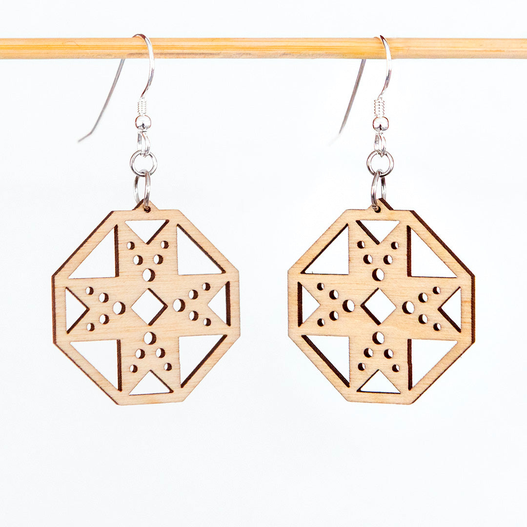 Kannuksenpyörä -korvakoru puu